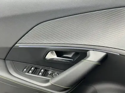 Photo 31 Peugeot 2008  Hybrid 145 e-DCS6