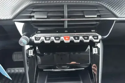 Photo 21 Peugeot 208  Hybrid 100 e-DCS6