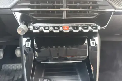 Photo 23 Peugeot 2008  PureTech 130 S&S BVM6