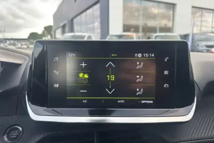 Photo 21 Peugeot 2008  PureTech 130 S&S BVM6