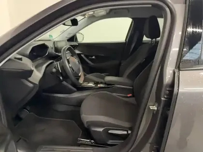 Photo 8 Peugeot 2008  PureTech 130 S&S EAT8