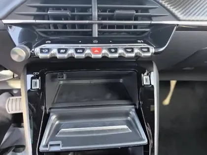 Photo 38 Peugeot 2008  Hybrid 145 e-DCS6