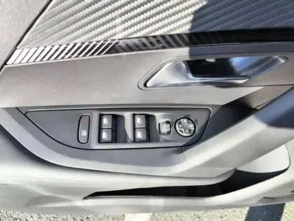 Photo 41 Peugeot 2008  Hybrid 145 e-DCS6