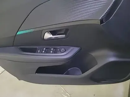 Photo 26 Peugeot 208  BlueHDi 100 S&S BVM6