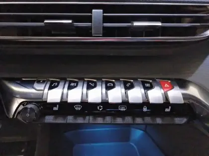 Photo 99 Peugeot 3008  Hybrid 225 e-EAT8