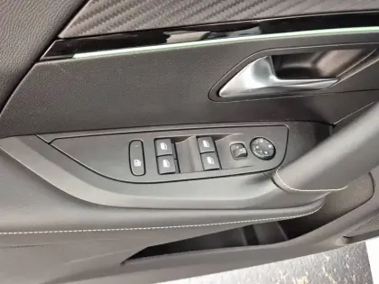 Photo 37 Peugeot 2008  Electrique 136 ch