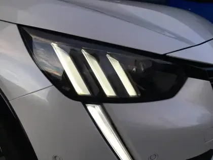 Photo 71 Peugeot 208  PureTech 100 S&S EAT8