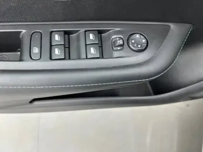 Photo 17 Peugeot 208  PureTech 100 S&S EAT8