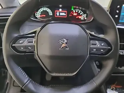 Photo 8 Peugeot 208  BlueHDi 100 S&S BVM6