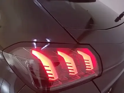 Photo 16 Peugeot 208  BlueHDi 100 S&S BVM6