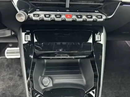 Photo 42 Peugeot 2008  Hybrid 145 e-DCS6