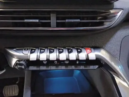 Photo 96 Peugeot 3008  Hybrid 225 e-EAT8