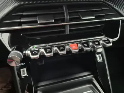 Photo 75 Peugeot 2008  PureTech 130 S&S EAT8