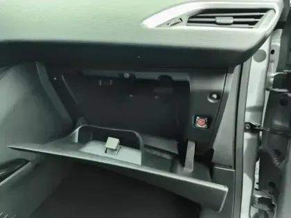 Photo 15 Peugeot 2008  BlueHDi 100ch S&S BVM5 Signature