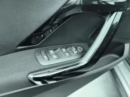 Photo 19 Peugeot 2008  BlueHDi 100ch S&S BVM5 Signature