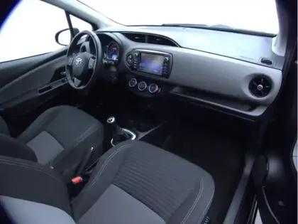 Photo 18 Toyota Yaris 70 VVT-i France