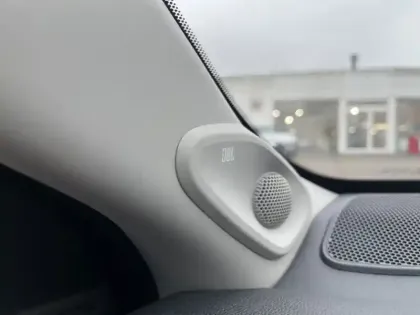 Photo 20 Toyota Yaris Hybrid Iconic 1.5 116 ch