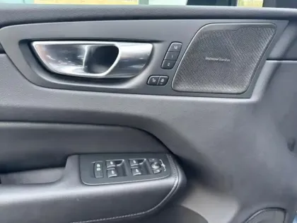 Photo 11 Volvo Xc60  T6 Hybride Rechargeable 253 + 145ch Ultra Style Dark Geartronic 8 AWD