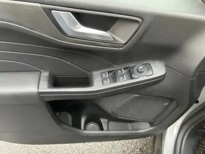 Photo 11 Ford Kuga  2.5 Duratec 180ch Hybrid FlexiFuel Titanium Powershift