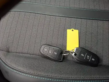 Photo 34 Peugeot 208  PureTech 130 S&S EAT8