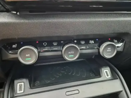 Photo 14 Citroën C4 e- 136 ch Automatique