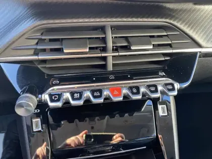 Photo 44 Peugeot 208  Hybrid 100 e-DCS6