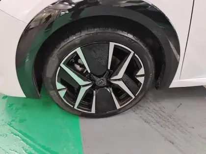 Photo 14 Peugeot 208  Hybrid 100 e-DCS6 GT