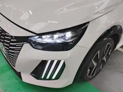 Photo 13 Peugeot 208  Hybrid 100 e-DCS6 GT