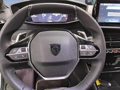 Photo 11 Peugeot 208  Hybrid 100 e-DCS6 GT