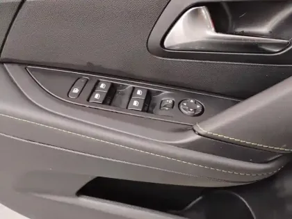 Photo 19 Peugeot 208  Hybrid 100 e-DCS6 GT