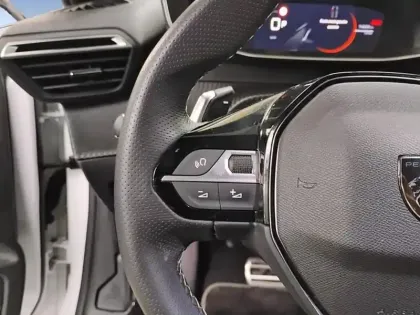 Photo 18 Peugeot 208  Hybrid 100 e-DCS6 GT