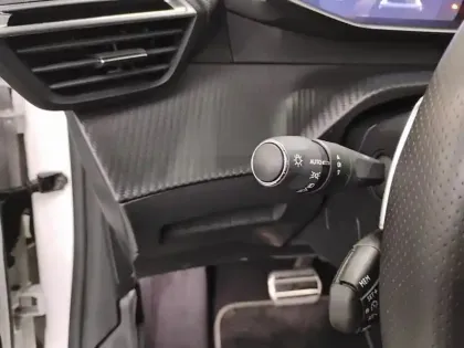 Photo 16 Peugeot 208  Hybrid 100 e-DCS6 GT