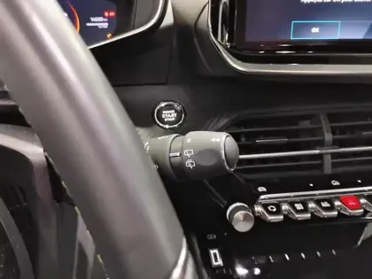 Photo 17 Peugeot 208  Hybrid 100 e-DCS6 GT