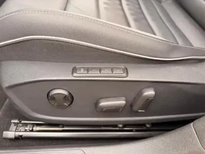 Photo 13 Volkswagen Golf  1.5 eHybrid 272ch GTE DSG6