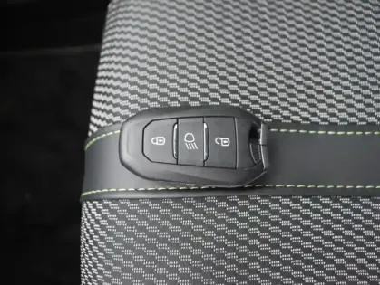 Photo 13 Peugeot 2008  1.2 Hybrid 136ch GT e-DCS6