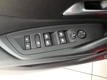 Photo 18 Peugeot 308  PureTech 130ch S&S EAT8