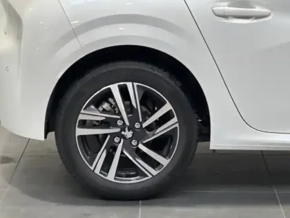 Photo 10 Peugeot 208  1.2 PureTech 100ch S&S Roadtrip EAT8