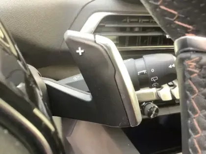 Photo 19 Peugeot 3008 Hybrid 136 e-DCS6 GT