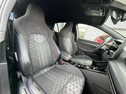 Photo 9 Volkswagen Golf  1.5 eTSI EVO2 150ch R-Line Edition DSG7