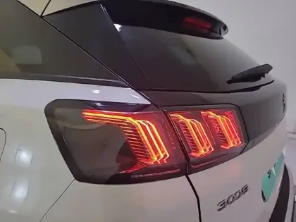 Photo 52 Peugeot 3008  Hybrid 225 e-EAT8