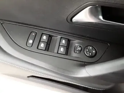 Photo 21 Peugeot 2008  PureTech 130 S&S EAT8