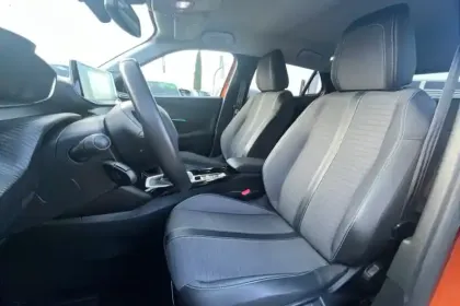 Photo 13 Peugeot 2008  PureTech 130 S&S BVM6