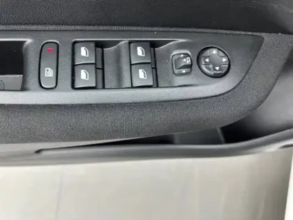 Photo 18 Peugeot 208  Electrique 50 kWh 136ch