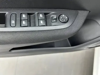 Photo 18 Peugeot 208  Electrique 50 kWh 136ch