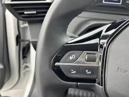 Photo 19 Peugeot 208  Electrique 50 kWh 136ch