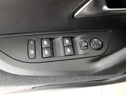 Photo 45 Peugeot 2008  PureTech 130 S&S EAT8