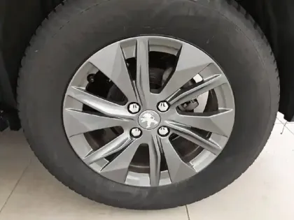 Photo 60 Peugeot 2008  PureTech 130 S&S EAT8