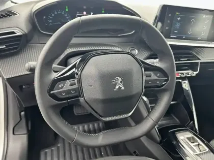 Photo 8 Peugeot 208  Electrique 50 kWh 136ch