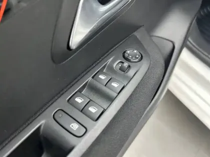 Photo 17 Peugeot 208  Electrique 50 kWh 136ch