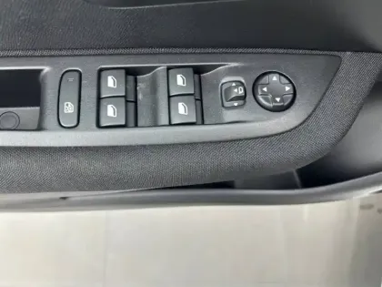 Photo 18 Peugeot 208  Electrique 50 kWh 136ch